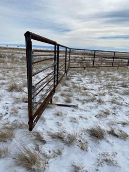 Portable cattle corral/ 9 24' sections / 1 panel with swinging gate