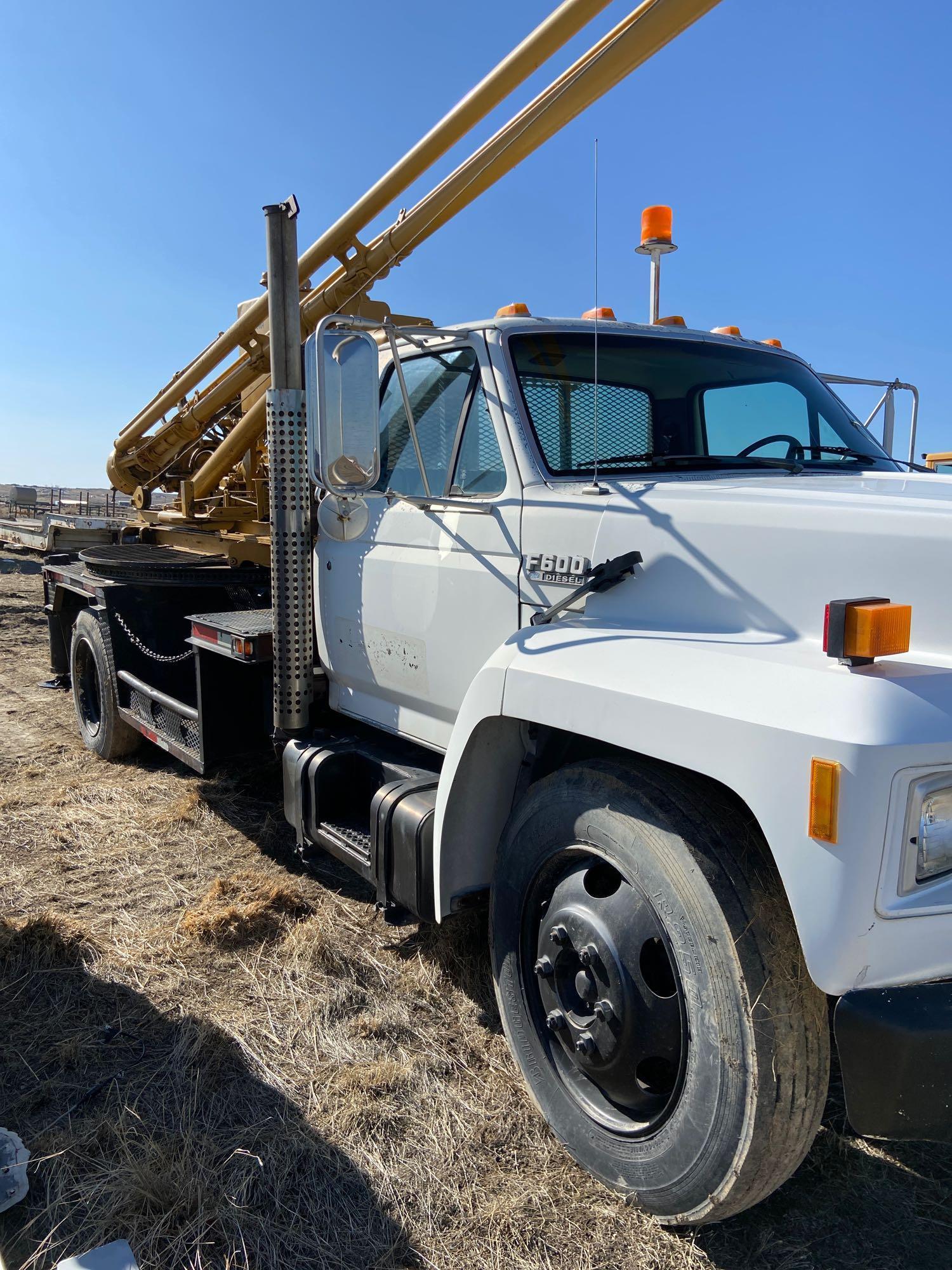 Half rig drilling truck 254 Texoma Ford 600 diesel