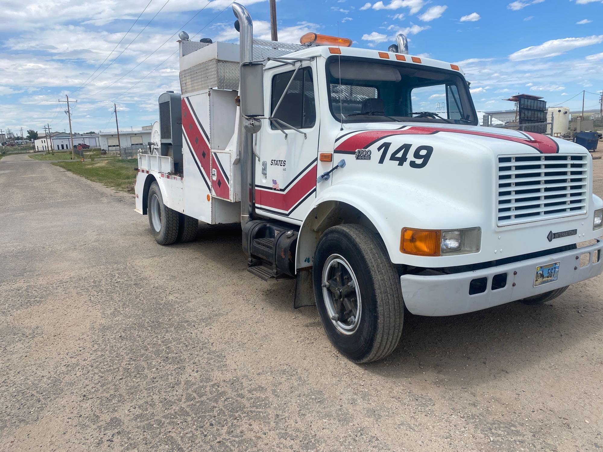 international 4700 truck - welder - air compresor