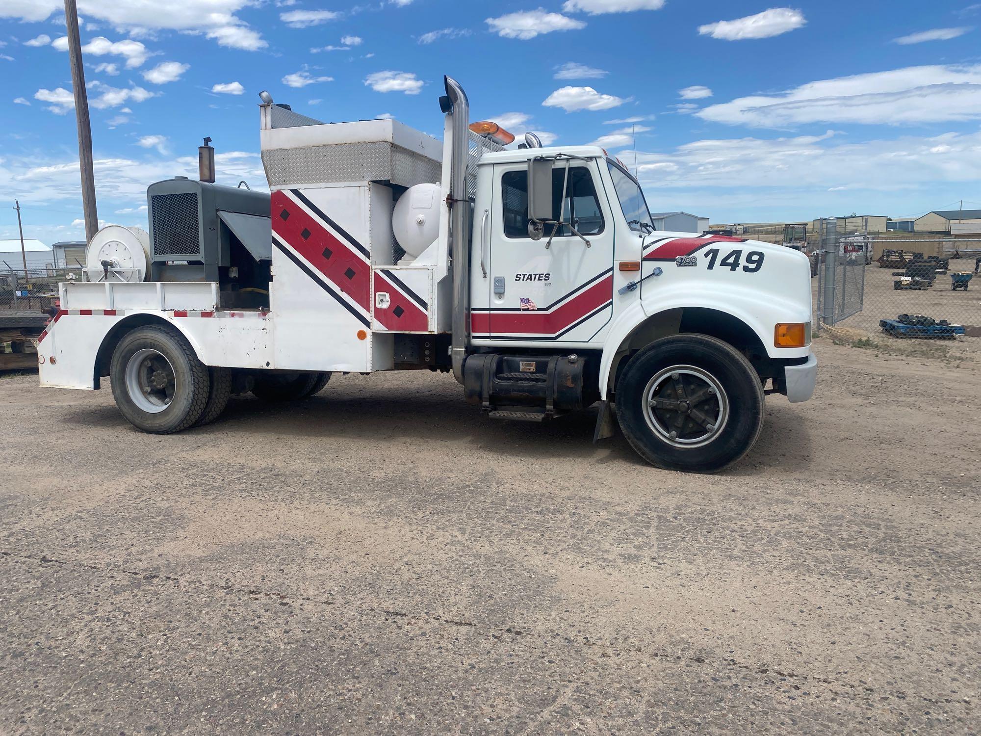 international 4700 truck - welder - air compresor