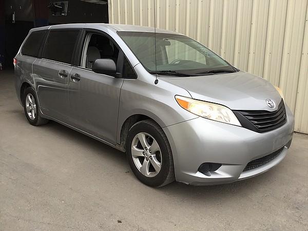 2011 TOYOTA SIENNA