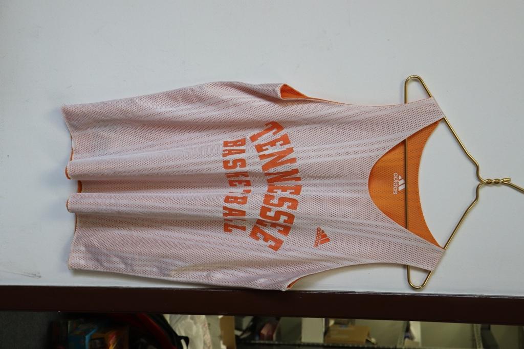 ADIDAS TENNESSEE VOLUNTEERS PRACTICE STYLE BASKETBALL JERSEY