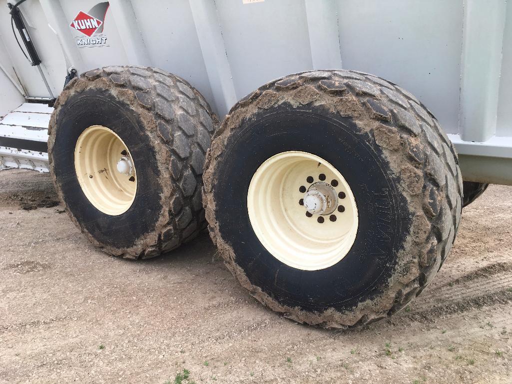 2015 Kuhn Knight Protwin SLC141 tandem axle manure spreader; left side discharge; hydraulic power