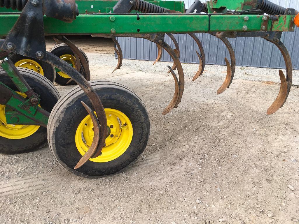 John Deere 714 21-shank disc chisel; walking tandems; hydraulic front disc gang control; s/n