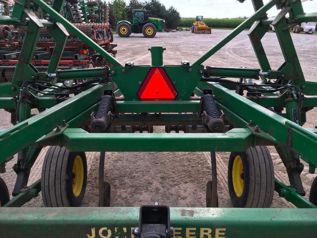 John Deere 714 21-shank disc chisel; walking tandems; hydraulic front disc gang control; s/n