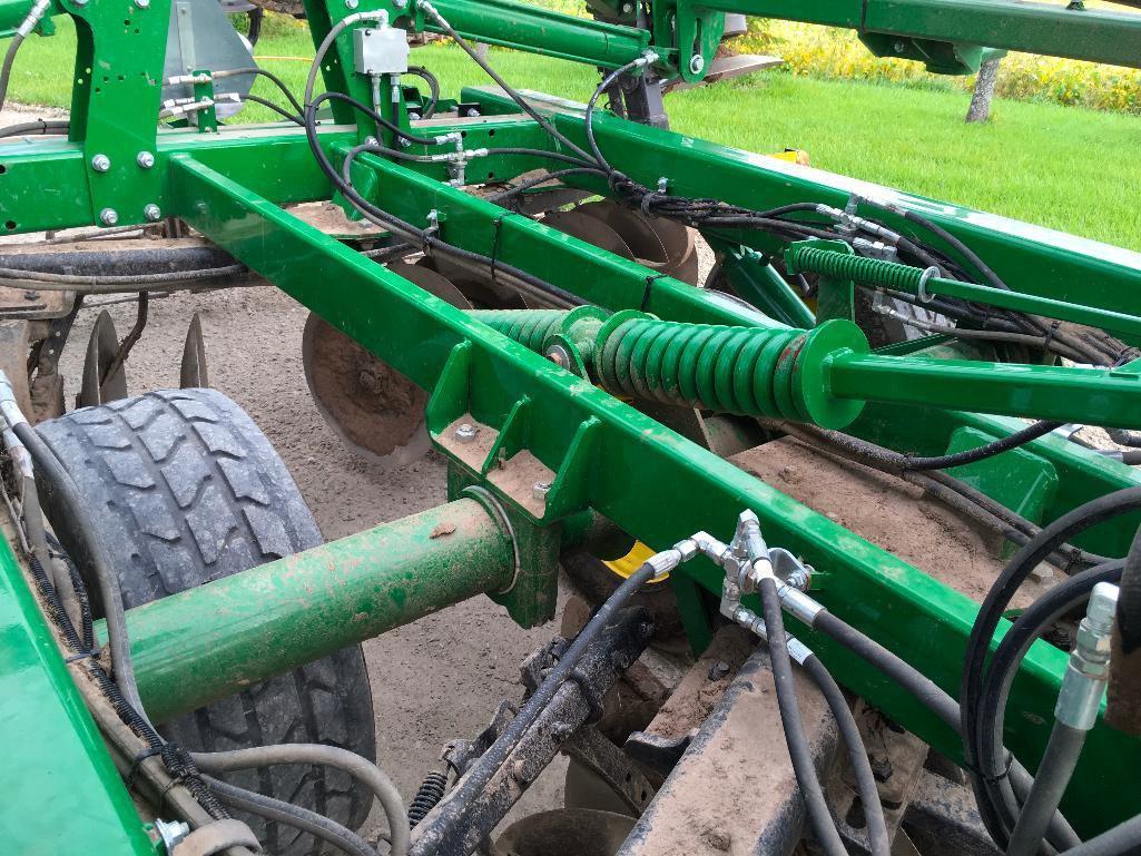 2015 John Deere 2623 disc; 40ft 8in; rock flex; single point depth control; 9in spacing; round bar