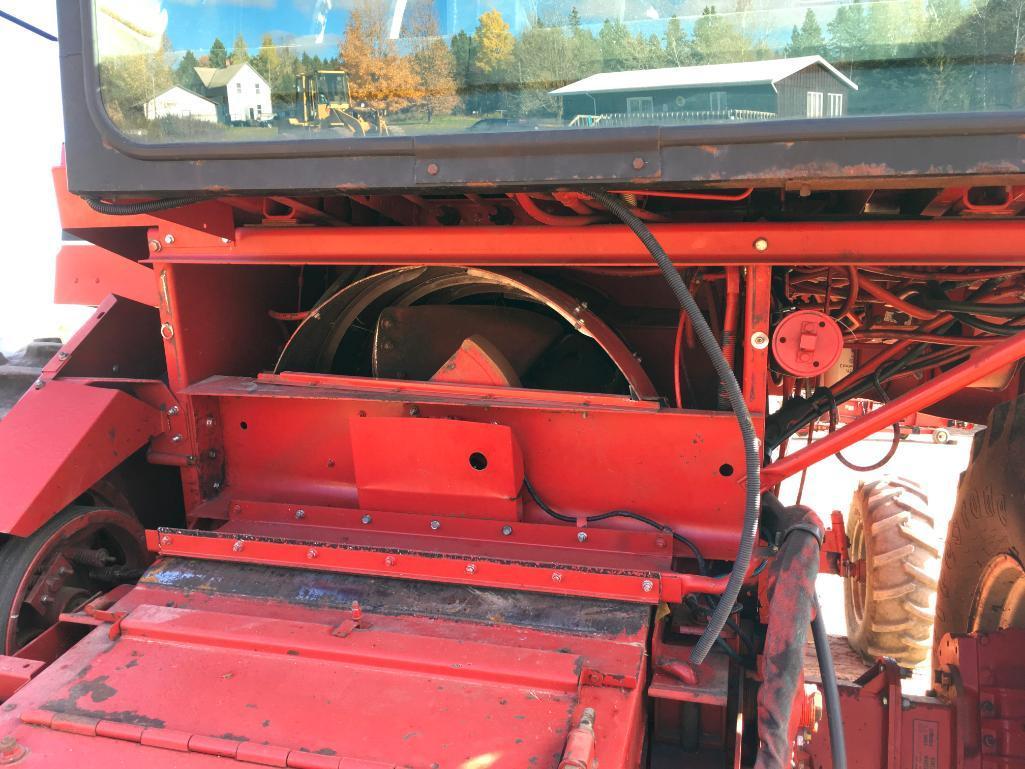 1993 Case IH 1666 combine; CHA; 24.5 x 32 drive tires; rock trap; straw spreader & chopper; Cummins