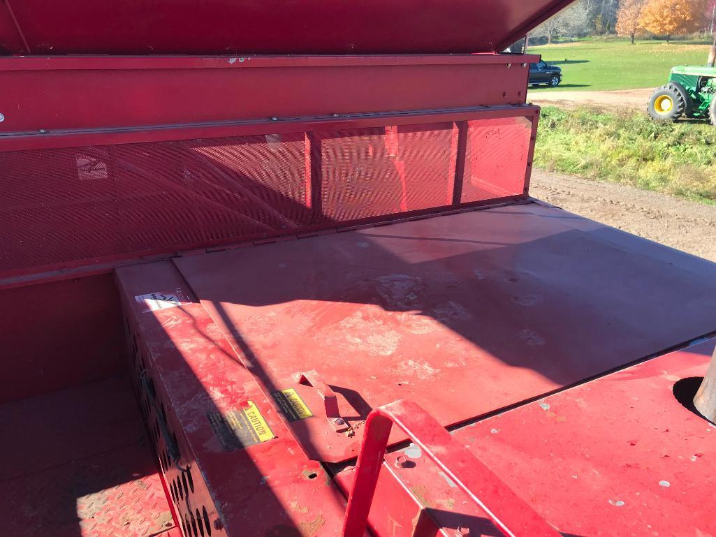 1988 Case IH 1660 combine; CHA; 30.5 x 32 drive tires; rock trap; straw spreader & chopper; IH