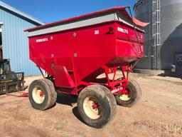 Minnesota 365 gravity box on Minnesota 12-ton wagon; 425/65R22.5 tires; adjustable tongues; side