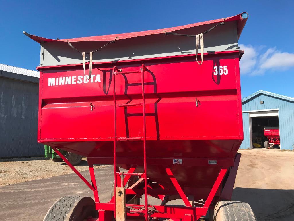 Minnesota 365 gravity box on Minnesota 12-ton wagon; 425/65R22.5 tires; adjustable tongues; side