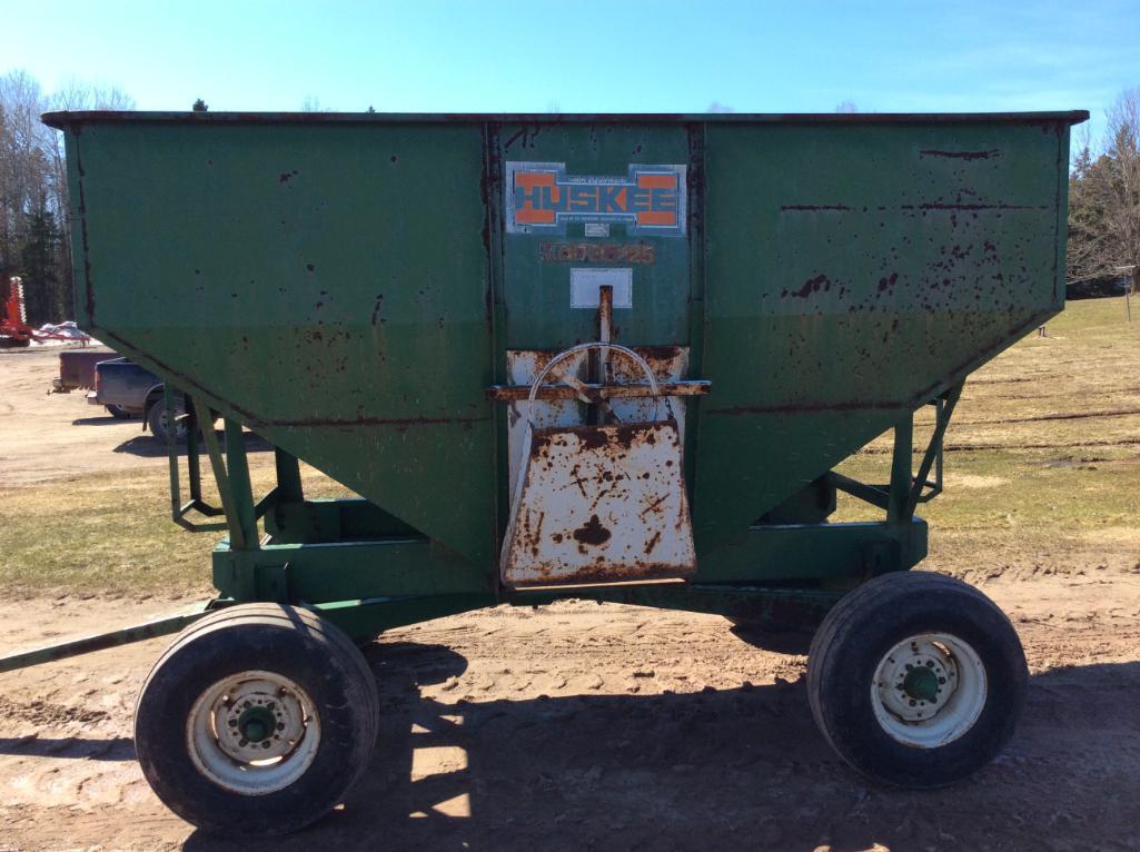 Bradford 225 gravity box on Bradford T-10 wagon w/ adj tongue & implement tires.