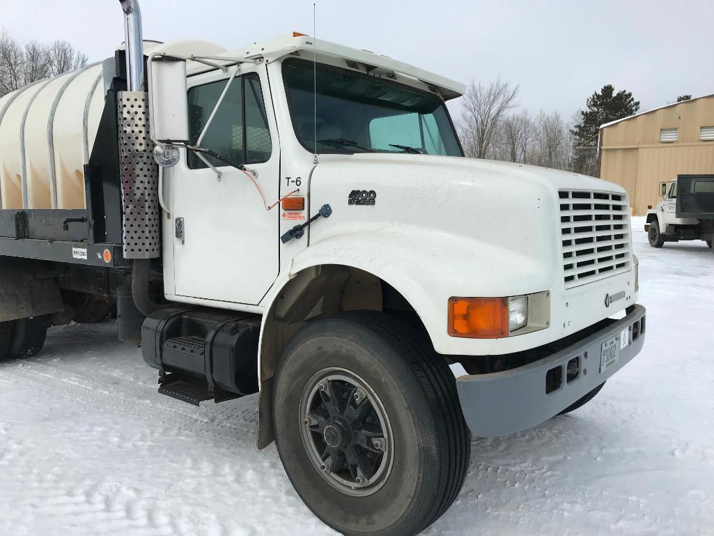 1992 International 4900 flatbed truck; tandem axle; IHC DT466 diesel engine; 8LL trans; Reading 18ft