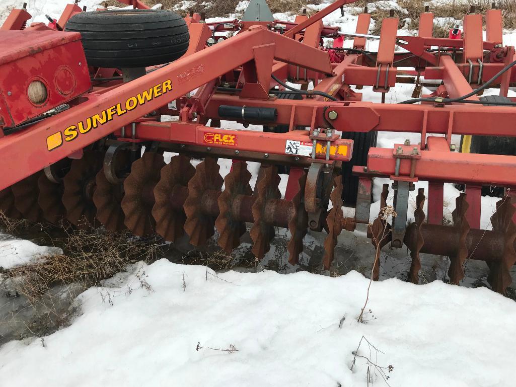 2002 Sunflower 4232-19 19-shank disc chisel; hyd fold; C-Flex disc gang; front wavy disc blades;