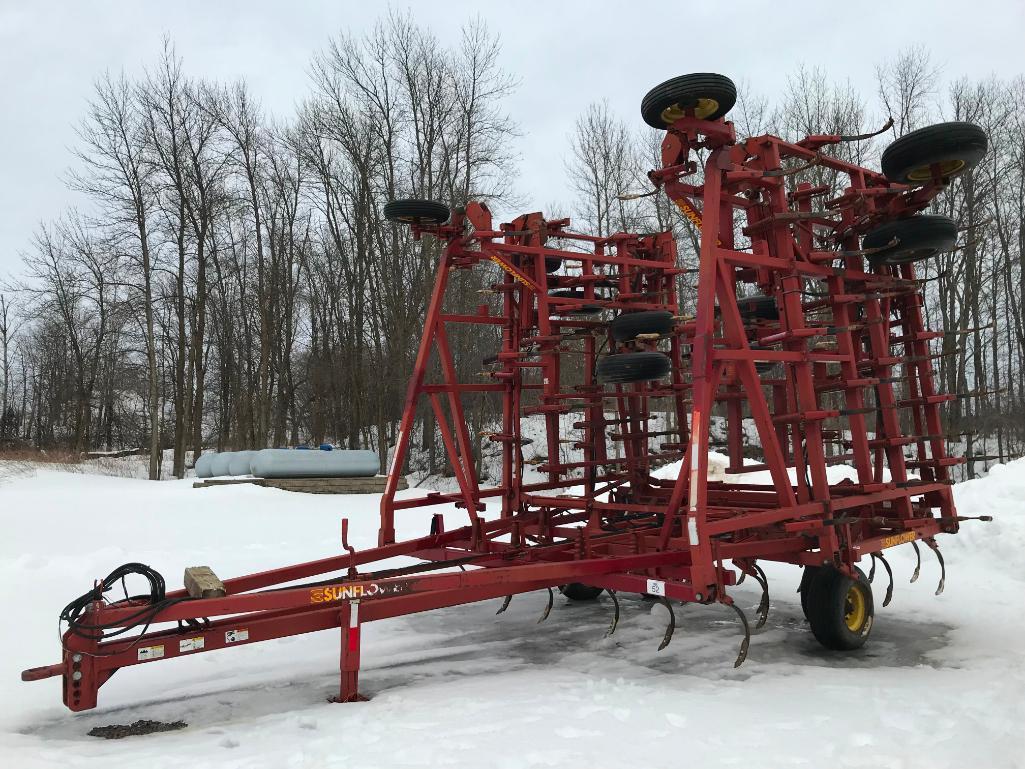 Sunflower 5552-51 56ft field cultivator; hyd fold; walking tandem wheels; s/n 5596-104.