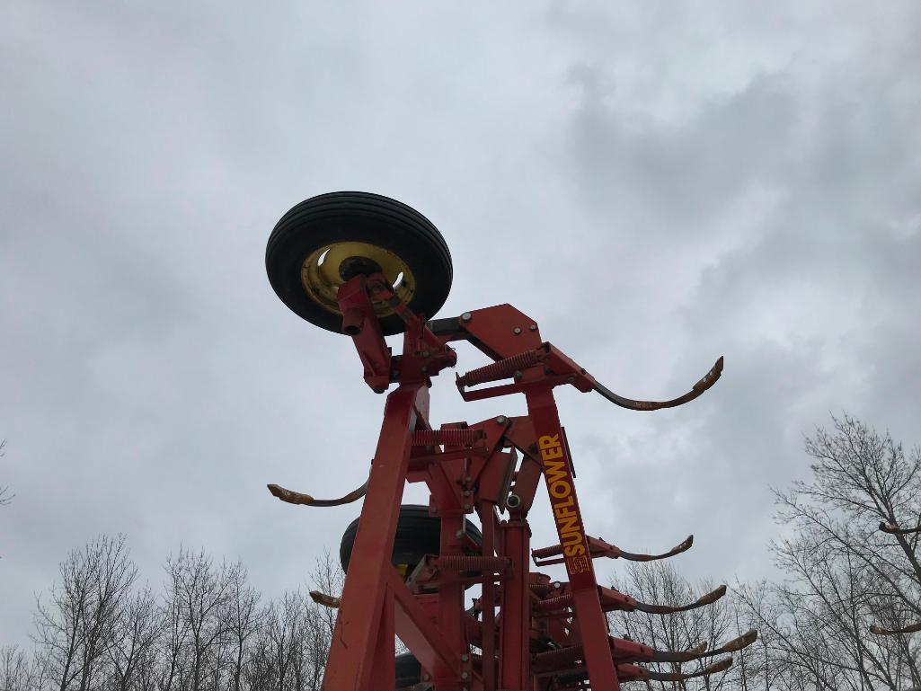 Sunflower 5552-51 56ft field cultivator; hyd fold; walking tandem wheels; s/n 5596-104.