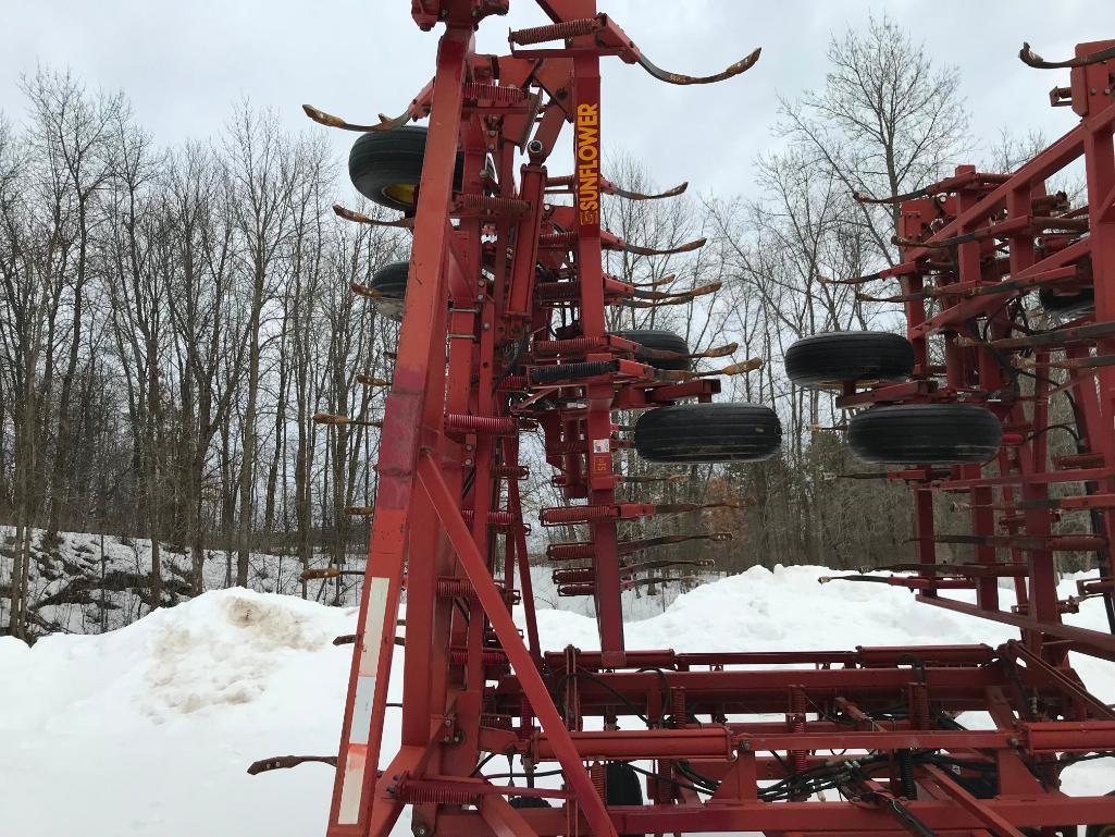 Sunflower 5552-51 56ft field cultivator; hyd fold; walking tandem wheels; s/n 5596-104.