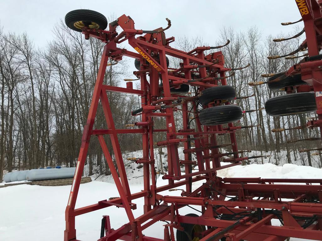 Sunflower 5552-51 56ft field cultivator; hyd fold; walking tandem wheels; s/n 5596-104.