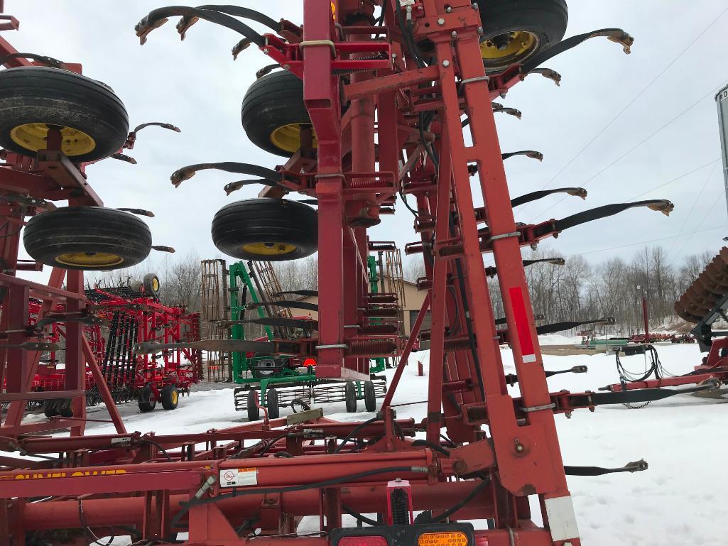 Sunflower 5552-51 56ft field cultivator; hyd fold; walking tandem wheels; s/n 5596-104.