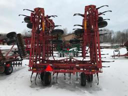 Sunflower 5552-51 56ft field cultivator; hyd fold; walking tandem wheels; s/n 5596-104.