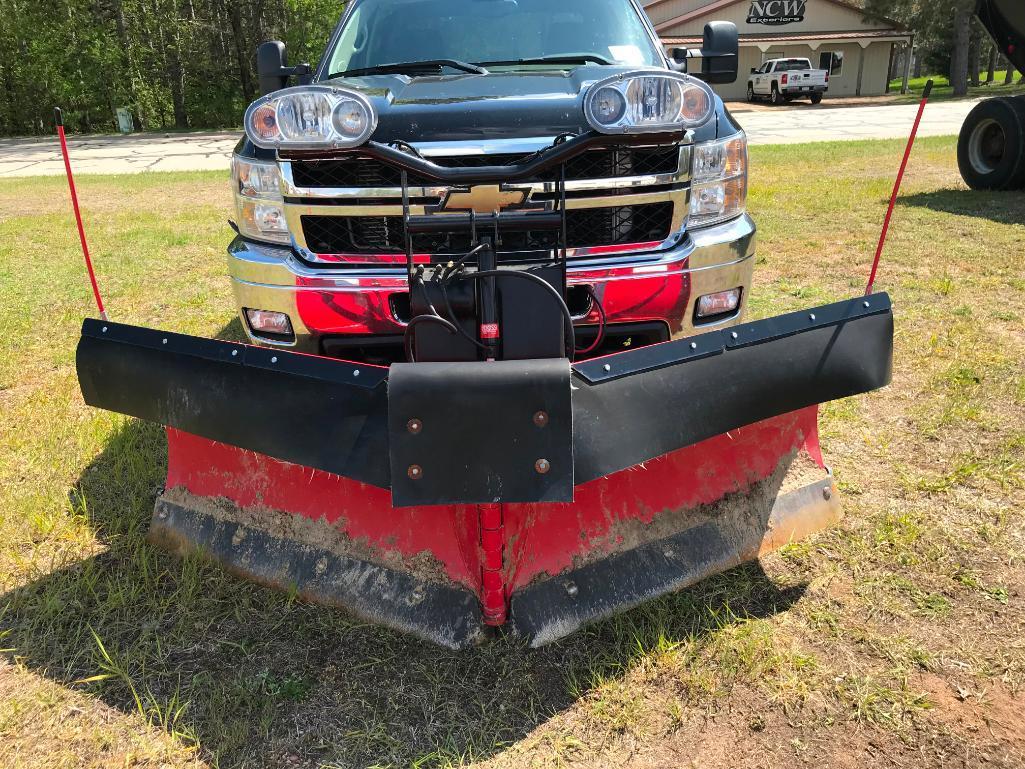 (TITLE) 2011 Chevrolet Silverado 2500 HD LT Z71 pickup truck; Duramax 6.6L diesel; 4x4; Boss 8ft 2in