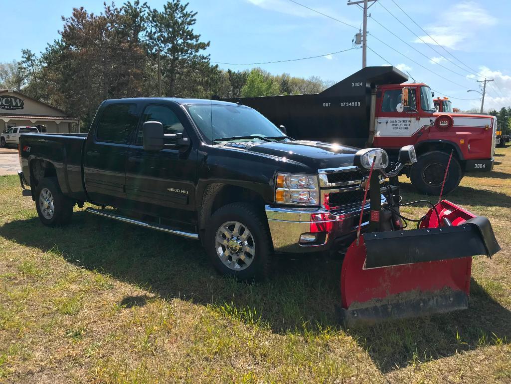 (TITLE) 2011 Chevrolet Silverado 2500 HD LT Z71 pickup truck; Duramax 6.6L diesel; 4x4; Boss 8ft 2in