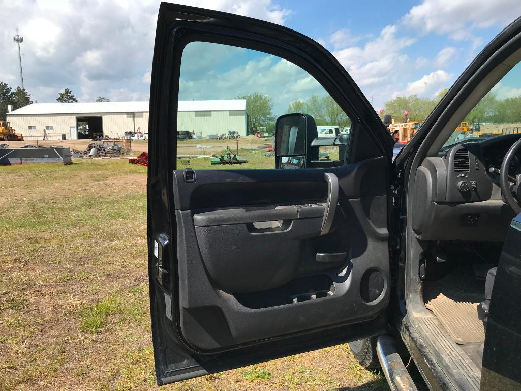 (TITLE) 2011 Chevrolet Silverado 2500 HD LT Z71 pickup truck; Duramax 6.6L diesel; 4x4; Boss 8ft 2in