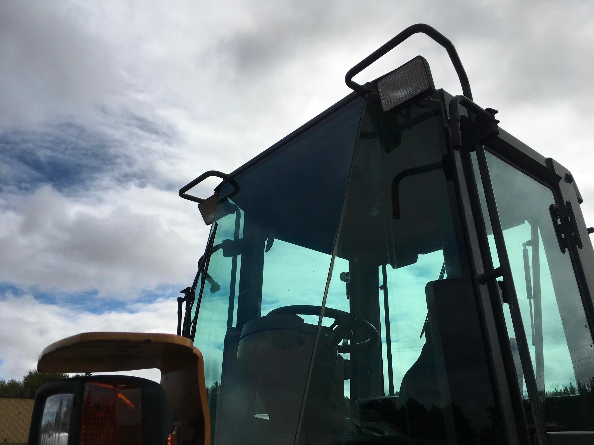 2004 Case 621D wheel loader; cab w/ AC; 20.5R25 tires; ACS quick coupler bucket; ride control; 7,957