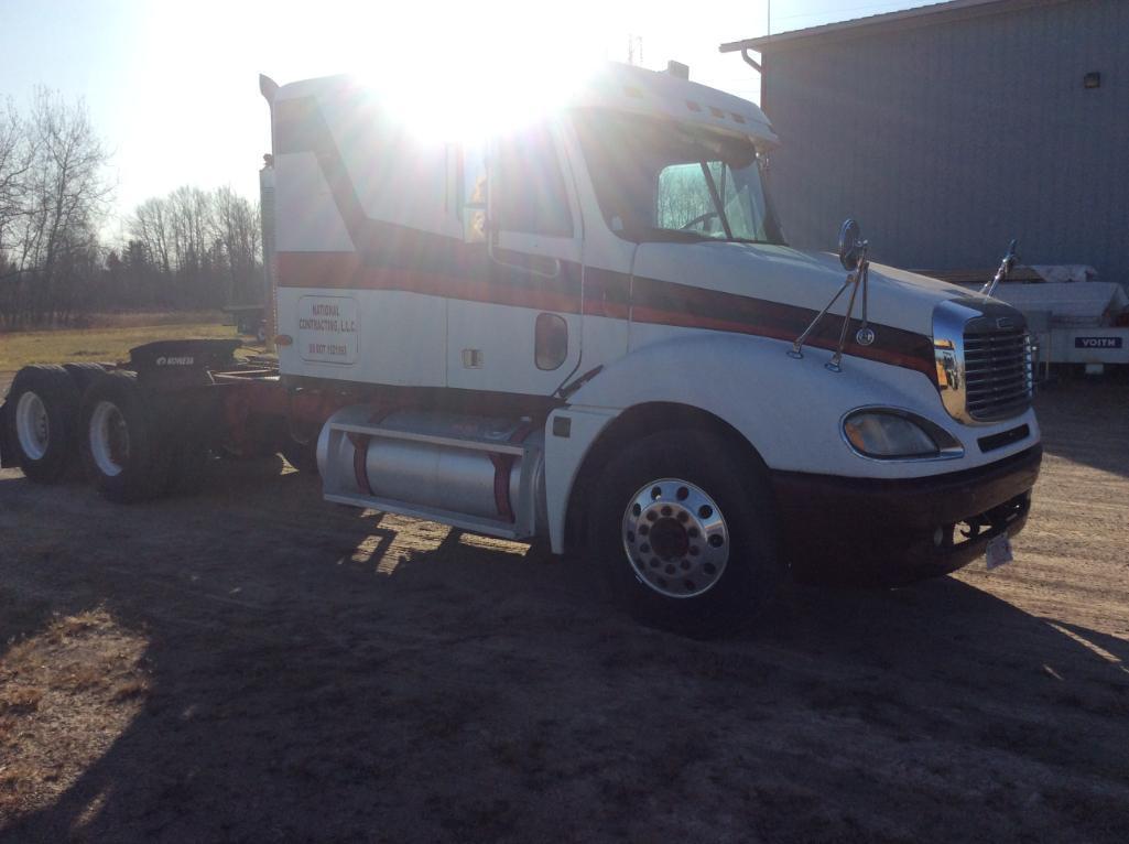 2001 Freightliner Columbia CL120 tandem axle sleeper truck tractor; Detroit 60 series 470 hp engine;