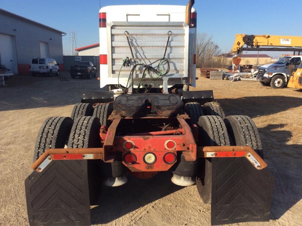 2001 Freightliner Columbia CL120 tandem axle sleeper truck tractor; Detroit 60 series 470 hp engine;