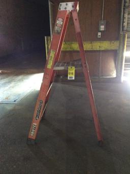 Louisville 5' fiberglass ladder.