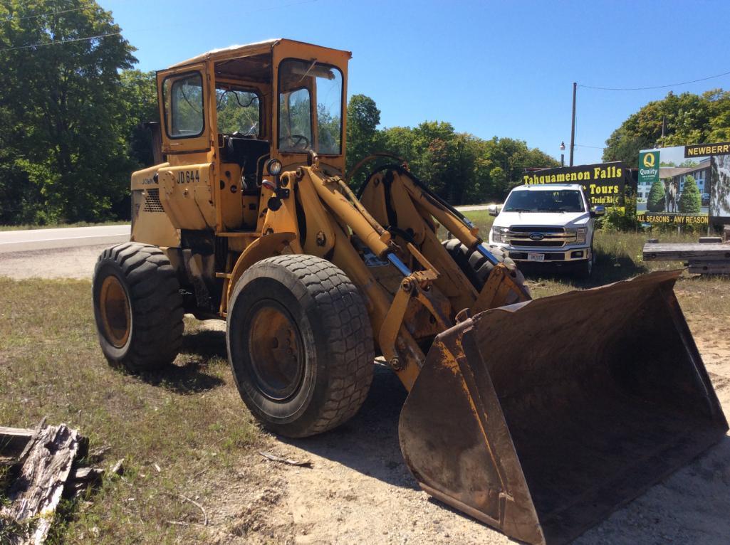 1970 John Deere 644 wheel loader; 17.5 x 25 tires; s/n 113163T; (Engine Smokes).