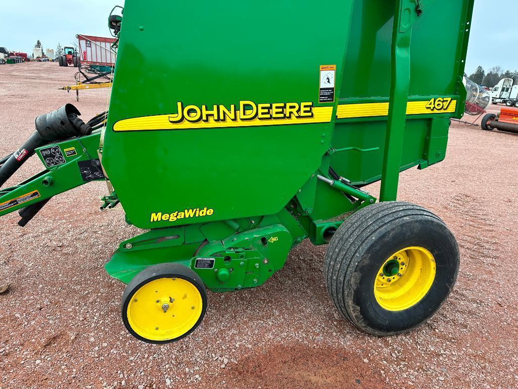 2005 John Deere 467 round baler, twine tie, bale kicker, Mega Wide pickup, 540 PTO, SN: