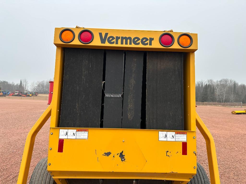 Vermeer 604L round baler, 4'x6' bale, bale kicker, 540 PTO, crowding wheels, twine tie,