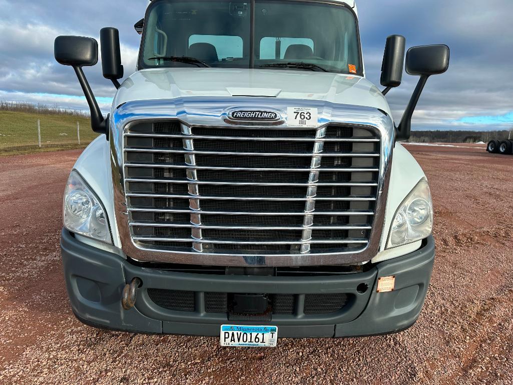 (TITLE) 2015 Freightliner Cascadia Evolution day cab truck tractor, tandem axle, Detroit DD15AT