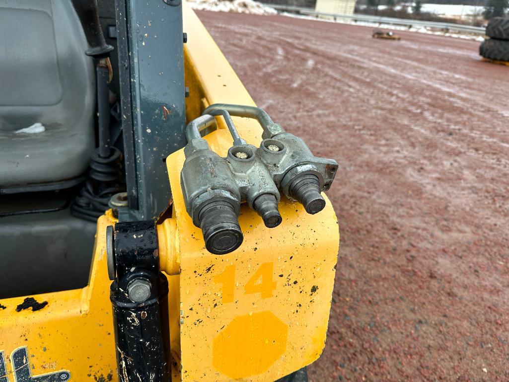 2018 Gehl R135 skid steer, OROPS, aux hyds, 10x16.5 tires, hand & foot controls, Yanmar diesel