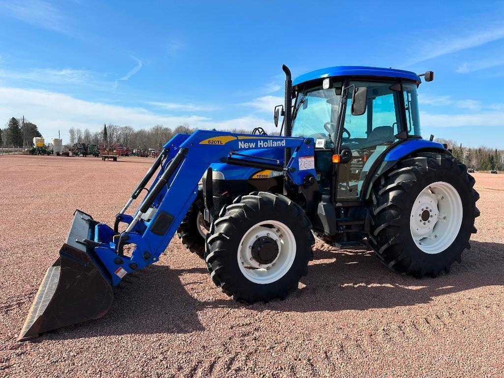 2007 New Holland TD95D tractor, CHA, MFD, New Holland 820TL loader, shuttle trans, 18.4x34 rear