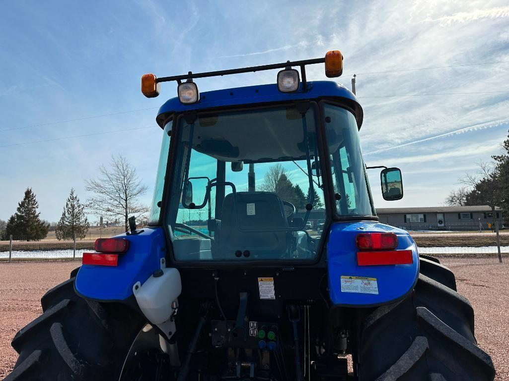 2007 New Holland TD95D tractor, CHA, MFD, New Holland 820TL loader, shuttle trans, 18.4x34 rear