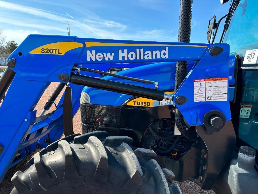 2007 New Holland TD95D tractor, CHA, MFD, New Holland 820TL loader, shuttle trans, 18.4x34 rear