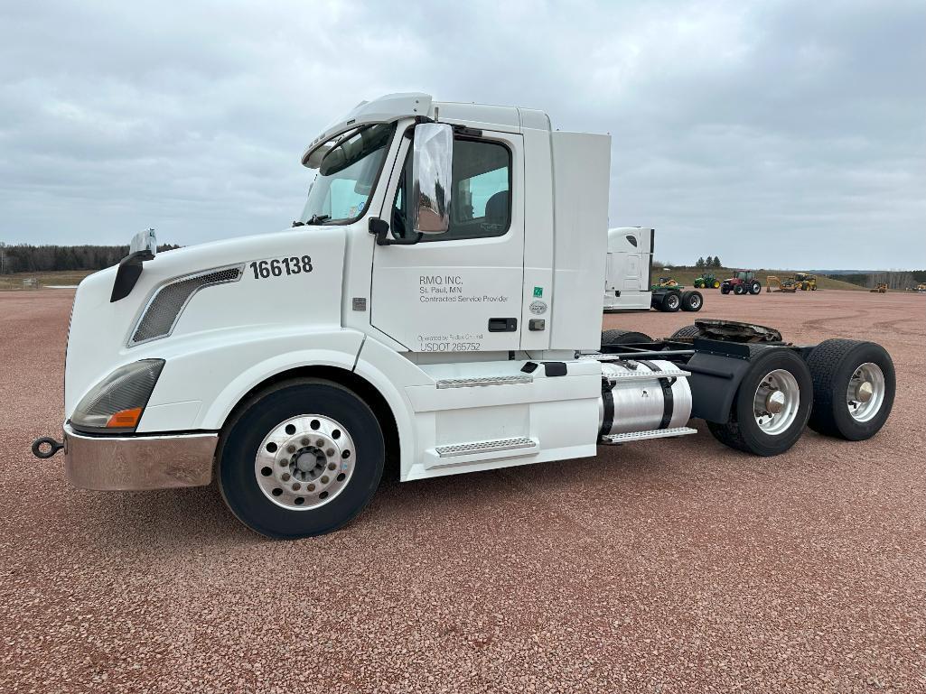 (TITLE) 2014 Volvo VNL64T day cab truck tractor, Volvo D13 @425hp diesel engine, auto trans, engine