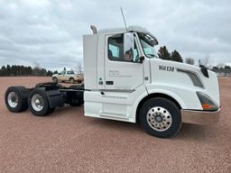 (TITLE) 2014 Volvo VNL64T day cab truck tractor, Volvo D13 @425hp diesel engine, auto trans, engine