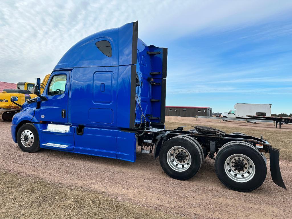 (TITLE) 2020 Freightliner Cascadia 126 sleeper cab truck tractor, tandem axle, Detroit DD15 @ 505hp