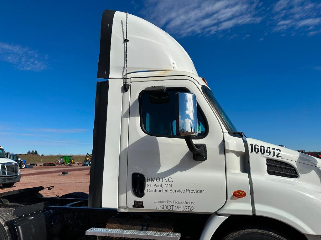 (TITLE) 2017 Freightliner Cascadia 113 day cab truck tractor, tandem axle, Detroit DD13 525hp diesel