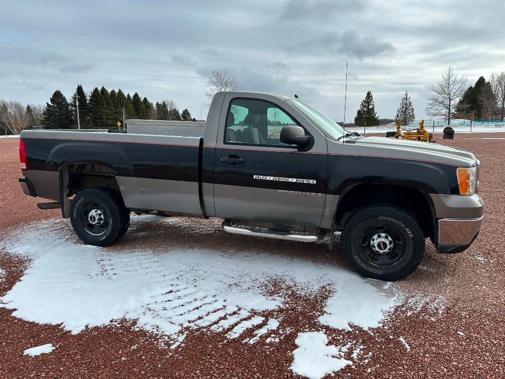 (TITLE) 2007 GMC 2500 HD pick up truck, 2x4, reg cab, long box, 6.0L gas engine, auto trans, tool