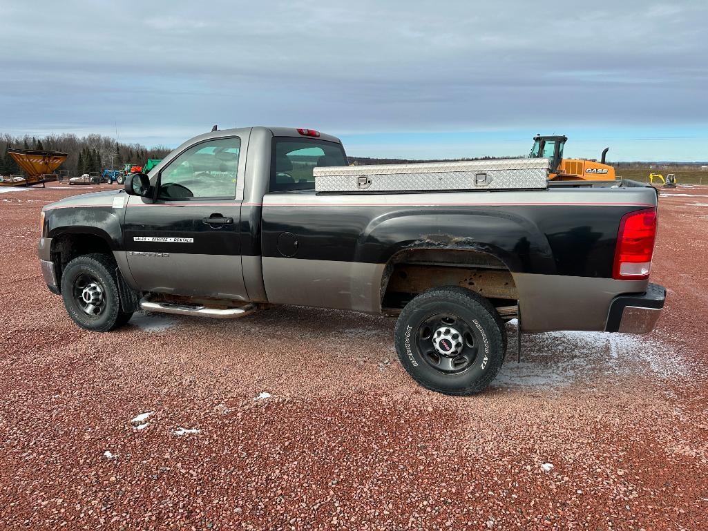 (TITLE) 2007 GMC 2500 HD pick up truck, 2x4, reg cab, long box, 6.0L gas engine, auto trans, tool