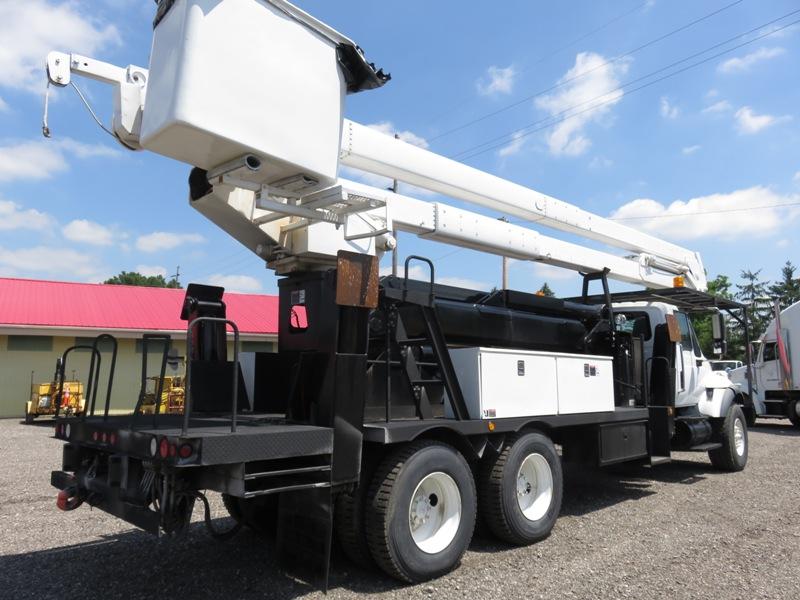 2004 International 100' Elevator Bucket Truck