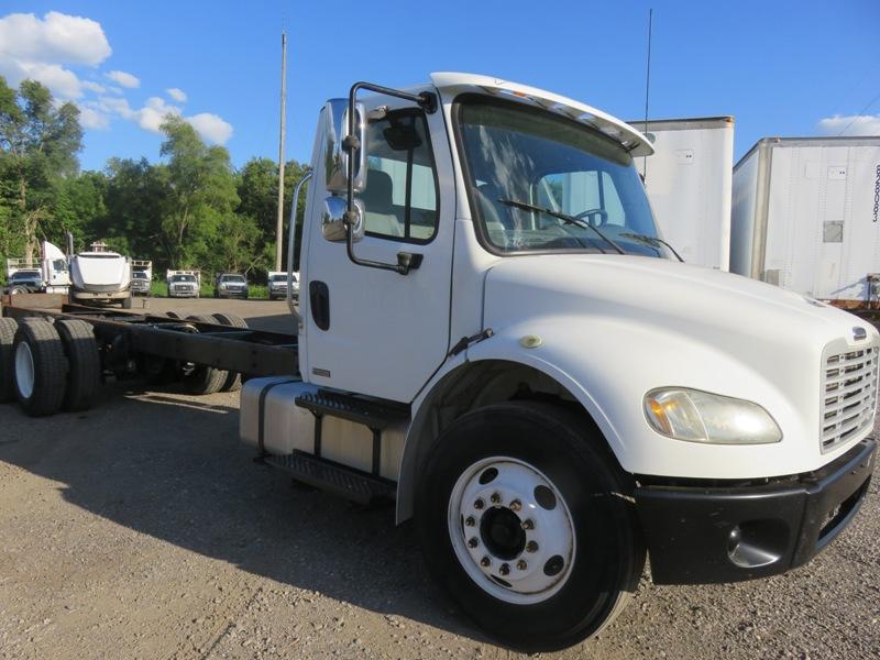 2007 Freightliner M2106 Cab & Chassis