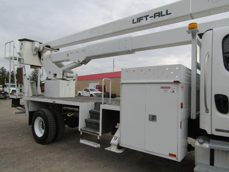 2007 Freightliner M2106 Bucket Truck