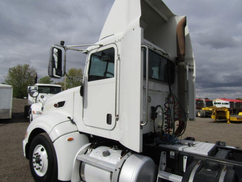 2013 Peterbilt 386 Daycab