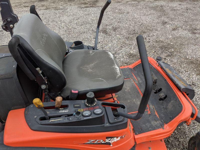 Kubota ZD326S Mower