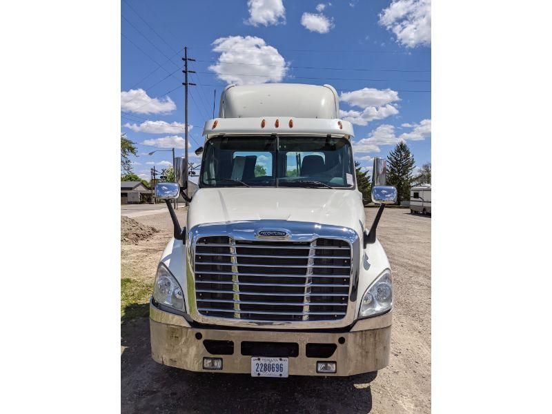 2013 Freightliner CA125 Daycab